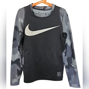 Nike Boys’ BLK/GRY Hyperwarm Long Sleeve Fitted Shirt, Size M